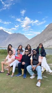 Yasir Hussain Instagram - Yeh budha mery beech mai bohot bolta hai 🤣 #skardu #friendsandfamily #fun