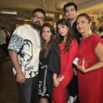 Yasir Hussain Instagram - Happy birthday wajahat Rauf and Aashir wajahat 🎼🧁🍥 may u live long and strong . Aur Aisy hi salgirah manaty rakhen . 👕 @amara_sikander