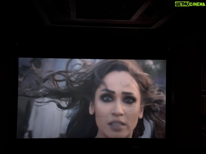 Yasir Hussain Instagram - Kal mai ne aik movie dekhi Chikkar . Beautifully written and directed by @zaheeruddin7 . Mai bohot arsy baad koi movie dekh k roya. Mai yeh soch kar roya k hum as a nation kya ban chukay hain . Hum ne hujoom ban k kitny masoom log maar diye??? Aur mai is liye roya k hum unhain maarny k baad bhool bhi gaye . Chikkar Zaroor dekhen. It’s a gift to the nation . Har film director ko bhi yeh film Zaroor dekhni chahiye . #@#### @mukhtarhoonmein @ushnashah Aur @nausheenshah4 ki behtareen adakari Aur aik behtareen msg . Love you all and thankyou for making this movie 🫡🫶🏼🙏 Ps special appearance was really special 🌸 @iamfaryalmehmood #pakistanicinema #pakistan #movies