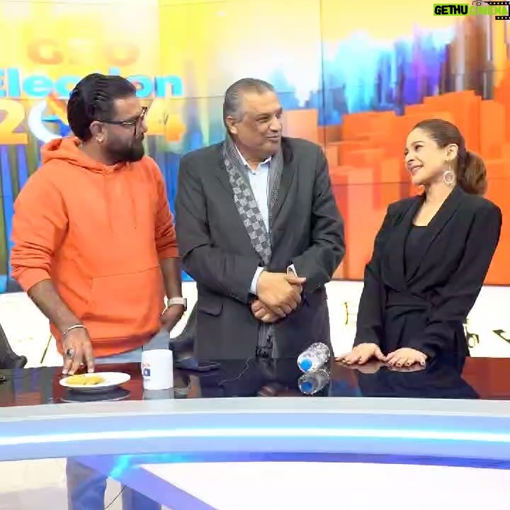 Yasir Hussain Instagram - Promoting @taxaligate on @geonewsdottv with beautiful @ayesha.m.omar the smartest @abdulllahsultan and @ihumaamirshah and the genius #sohailwarraich sahab 🙏 #taxaligate releasing on the 16th of Feb in cinemas near you . Grab the tickets or book online with @bookmepk