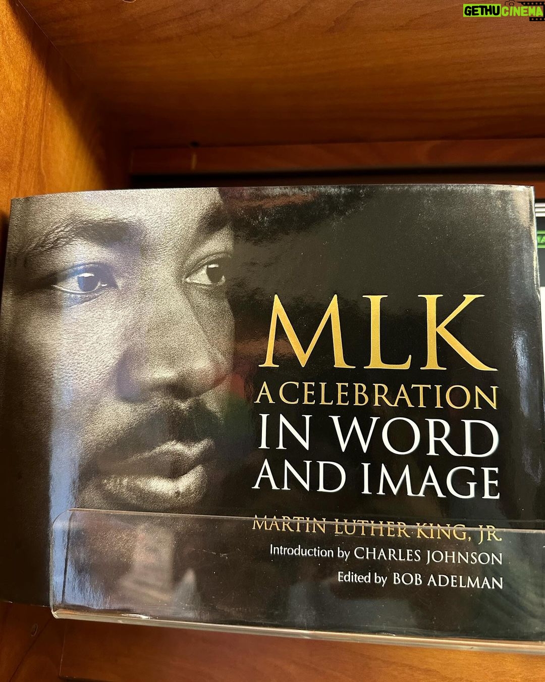 Yasir Hussain Instagram - Martin Luther King jr. yeh wakai mai king tha . Kyon k king wohi hota hai jo dosron k liye jeeta hai . Activist ki life bohot mushkil hoti hai . Inki bhi thi . Agar yeh 1955 ki civil rights movement mai awaaz na uthaty toh hamary Pakistani bhai Aur Asian bhi USA mai aaraam se na reh rahy hoty . Been to his house. Felt good . #mlkday #mlk #2024 @gomilaintersole