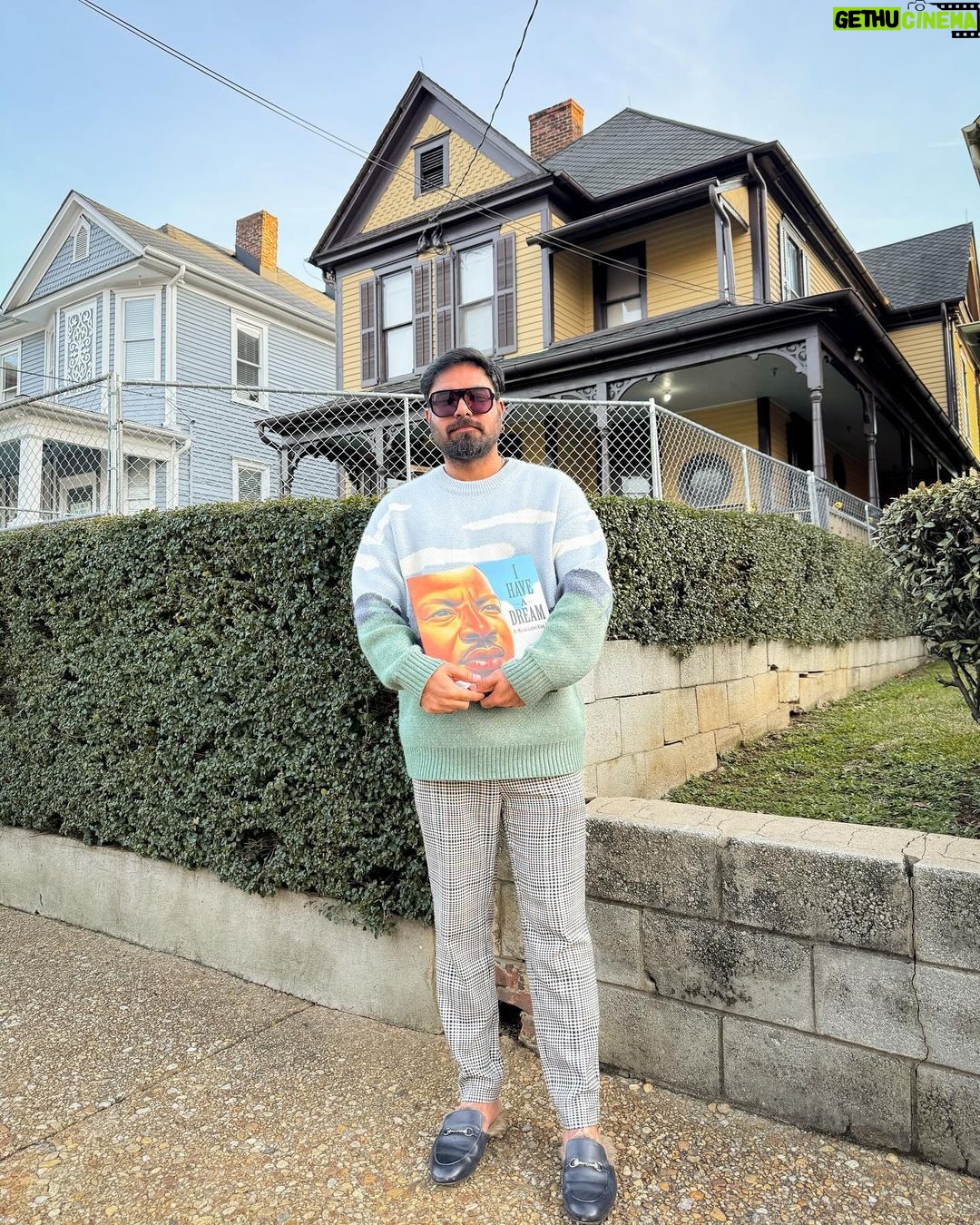 Yasir Hussain Instagram - Martin Luther King jr. yeh wakai mai king tha . Kyon k king wohi hota hai jo dosron k liye jeeta hai . Activist ki life bohot mushkil hoti hai . Inki bhi thi . Agar yeh 1955 ki civil rights movement mai awaaz na uthaty toh hamary Pakistani bhai Aur Asian bhi USA mai aaraam se na reh rahy hoty . Been to his house. Felt good . #mlkday #mlk #2024 @gomilaintersole