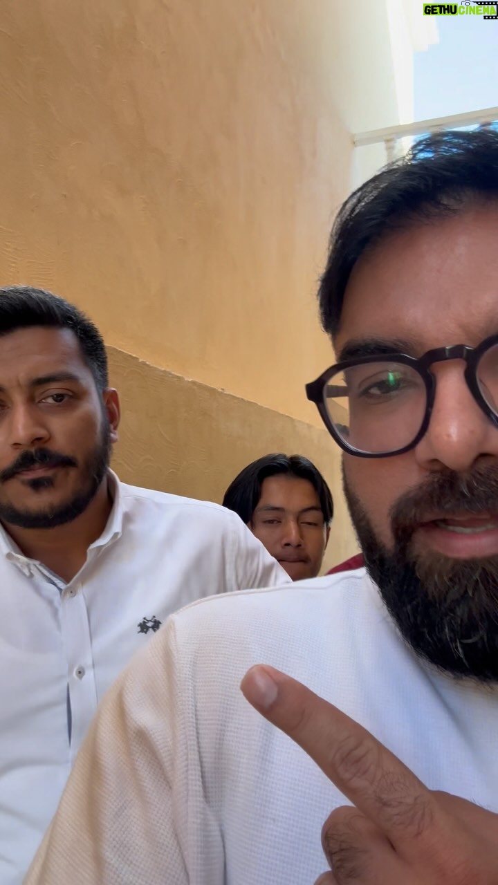 Yasir Hussain Instagram - Solar ne kardi zindagi aasaan. Bill 2 lakh se 24 hazaar pe agaya bhai maza agaya . Thankyou @hassanenterprises_ for best rates and great service 🙏