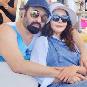 Yasir Nawaz Instagram - Happy anniversary. hastey lartey 19 saal guzar gaye pata hi naihn chala allah karey baqi din bhi achey sey guzrein (ameen )