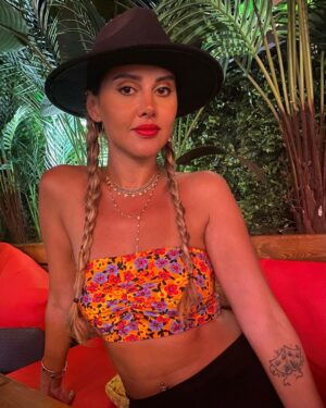 Yasmine Raeis Instagram - 🌺🌼🌸
#summer #summer2022