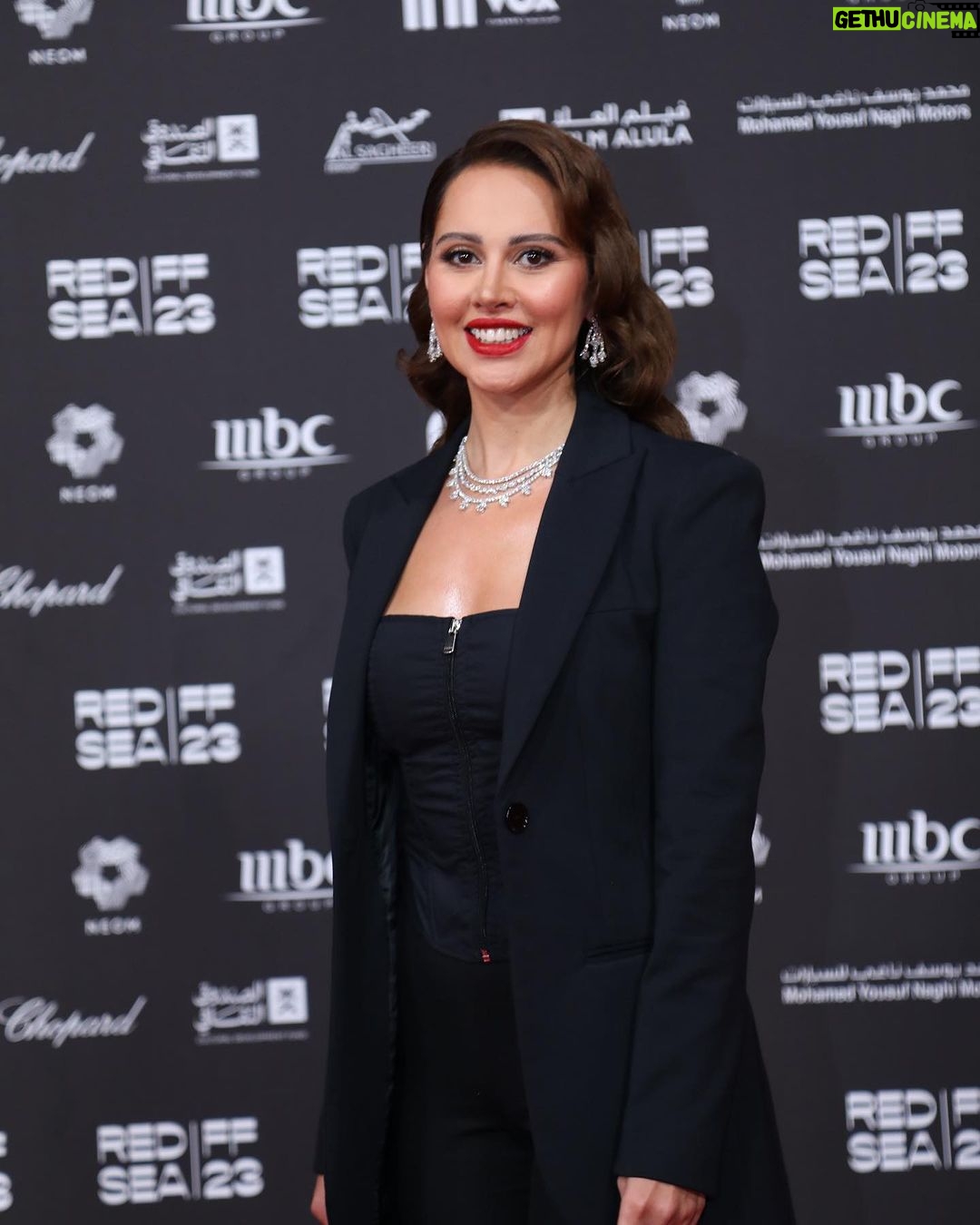 Yasmin Raeis Instagram - السجادة الحمراء لعرض فيلم إلى أبني … لظافر العابدين خلال فاعليات مهرجان البحر الأحمر السينمائي✨ Jewellery : @lafijewelry Makeup: @furatabaalkhail Hair: @saraomar4104 PR: @carrotscompanypro #RedSeaIFF23 #مهرجان_البحر_الأحمر_السينمائي_الدولي