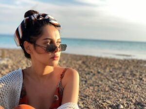 Yasmine Raeis Instagram - إحساسك ايه وانت بتاخد حاجه مش بتاعتك وأنت عارف أنها مش بتاعك 
النظاره دي اتسرقت 😎 مش مسامحه فيها 🤓 
نفسي اعملك 👑🤣🤣🤣