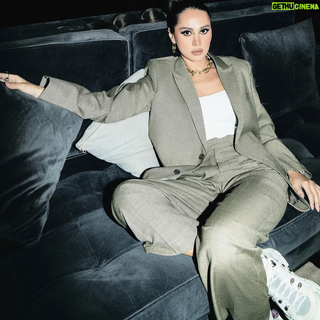 Yasmin Raeis Instagram - Swirkling the paparazzi is my game 📸 Photographer: Malak ElAraby (@malakelaraby) Videographer: Mohamed Oka (@mohamedoka1) Designer: Esraa Sabahelkheir (@esraa.sabahelkheir) Jewelry: Glamour jewelery (@glamour.jewellery) MUA: Mona Gamal (@monagamalofficial) Hairdresser @fadymohsen @alsagheersalons Venue: Fairmont Nile City (@fairmontnilecity) PR: Carrots #yasminraeis #yasmin_raeis #ياسمين_رئيس