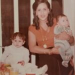 Yasmin Raeis Instagram - Once upon a time there انا طفله من الاتنين 😊 تفتكروا مين فيهم ؟؟