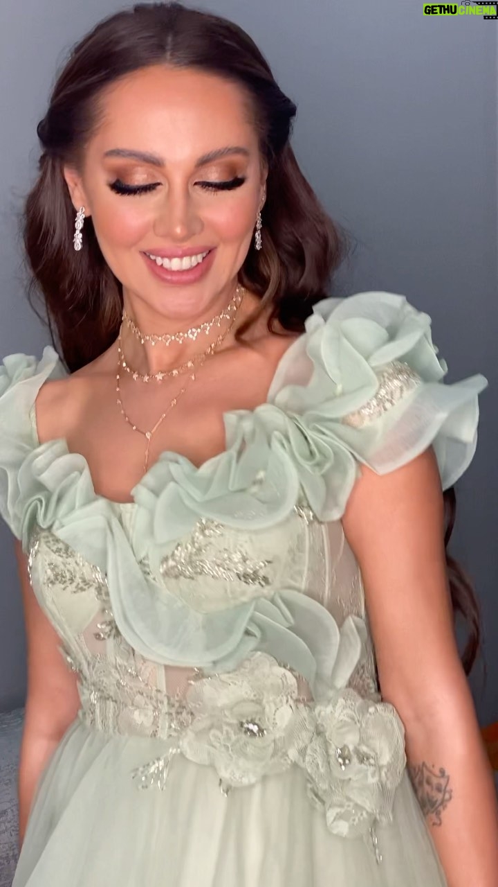 Yasmine Raeis - 46.1K Likes - Thank you Saudi for all the love and making me feel at home 💚
فستاني في ختام المسرحية #أحفاد_ريا_وسكينة من @vividflair
#makeup @manargamilmakeupartist
#hairstyle @ashour_201__hair_styilst
#yasminraeis
#ياسمين_رئيس