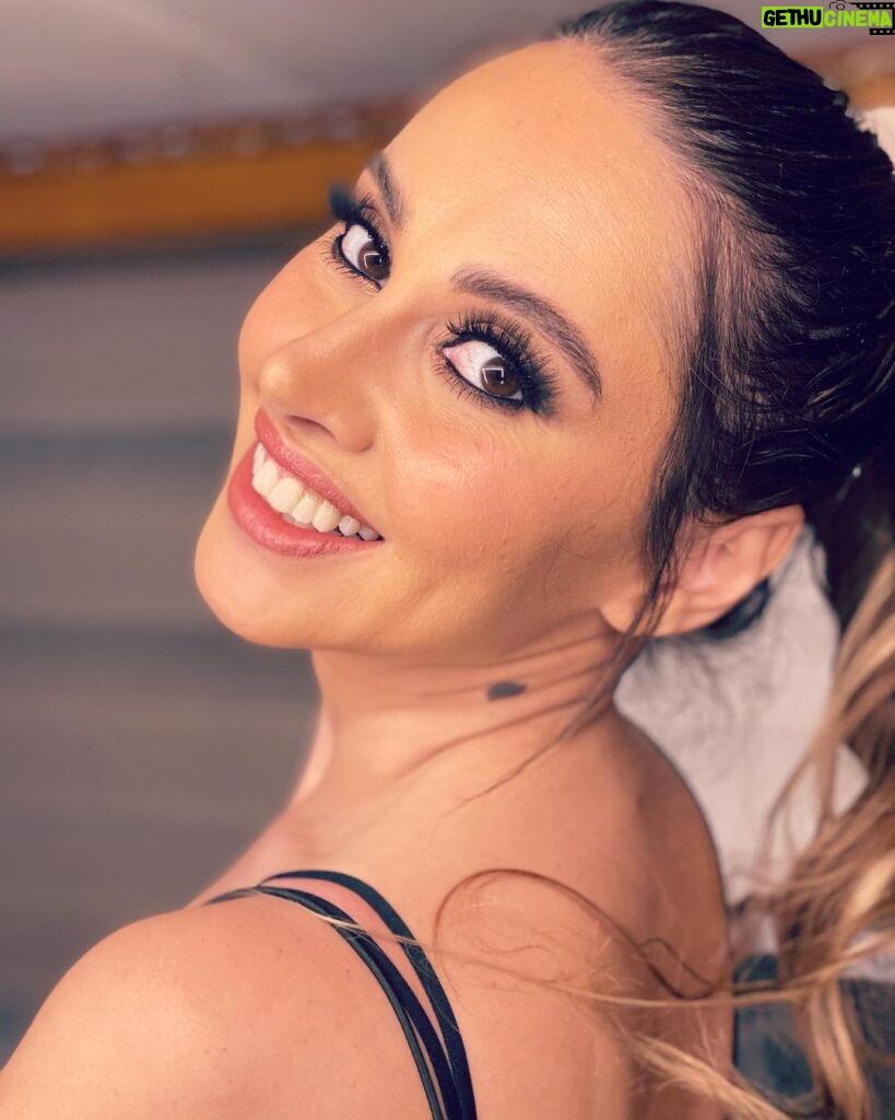 Yasmin Raeis Instagram - Be positive. Stay happy and don’t let the negativity of the world get you down . . . Make up @mirnakauzman.makeup . . #ياسمين_رئيس #yasmin_raeis #bepositive✌