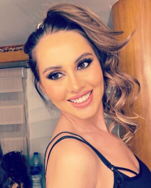 Yasmine Raeis Instagram - Be positive.

Stay happy and don’t let the negativity of the world get you down

.
.
. Make up @mirnakauzman.makeup 
.
.
#ياسمين_رئيس  #yasmin_raeis  #bepositive✌