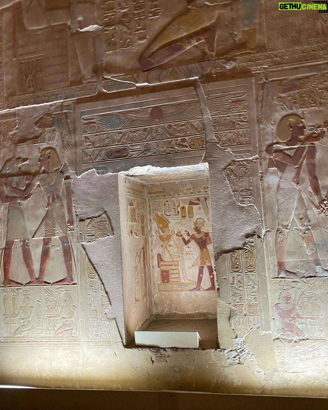Yasmin Raeis Instagram - أول مره في حياتي ادخل معبد فرعوني حسيت احساس غريب اول مره أحسه في حياتي قد ايه مصر جميله وعظيمه ومهمه وقد ايه الارض دي اصل كل حاجه ❤️🇪🇬 #سوهاج #ابيدوس #مصر #thisisegypt