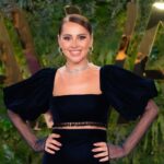 Yasmin Raeis Instagram - شكرا لمعالي المستشار تركي آل شيخ على دعوته الكريمة لحفل @turkialalshik @joyawards.official شكرا لفريق كبير كان وراء اطلالتي خلال الحفل وشكرا لفريق تيما عابد اللي كان معي لحظة بلحظة لتدارك الموقف Stylist : @rawankattoa Dress : @timaabid.sa Jewelry: @lustro_md Make up : @makeupbyrouaa Hair : @dianalina_hairstyle PR: @carrotscompanypro #joyawards حكاية الفستان 💜