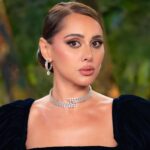 Yasmin Raeis Instagram - شكرا لمعالي المستشار تركي آل شيخ على دعوته الكريمة لحفل @turkialalshik @joyawards.official شكرا لفريق كبير كان وراء اطلالتي خلال الحفل وشكرا لفريق تيما عابد اللي كان معي لحظة بلحظة لتدارك الموقف Stylist : @rawankattoa Dress : @timaabid.sa Jewelry: @lustro_md Make up : @makeupbyrouaa Hair : @dianalina_hairstyle PR: @carrotscompanypro #joyawards حكاية الفستان 💜