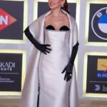 Yasmin Raeis Instagram - Black & White 🖤🤍 #elgounafilmfestival #مهرجان_الجونة_السينمائي Styled by @nada_hussam Dress @timaabid.sa Jewerly @iramjewelry_ Makeup @mirnakauzman.makeup Hair @malaksamy_1 @alsagheersalons PR: @carrotscompanypro