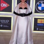 Yasmin Raeis Instagram - Black & White 🖤🤍 #elgounafilmfestival #مهرجان_الجونة_السينمائي Styled by @nada_hussam Dress @timaabid.sa Jewerly @iramjewelry_ Makeup @mirnakauzman.makeup Hair @malaksamy_1 @alsagheersalons PR: @carrotscompanypro