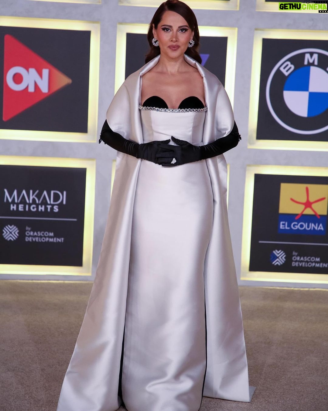 Yasmin Raeis Instagram - Black & White 🖤🤍 #elgounafilmfestival #مهرجان_الجونة_السينمائي Styled by @nada_hussam Dress @timaabid.sa Jewerly @iramjewelry_ Makeup @mirnakauzman.makeup Hair @malaksamy_1 @alsagheersalons PR: @carrotscompanypro