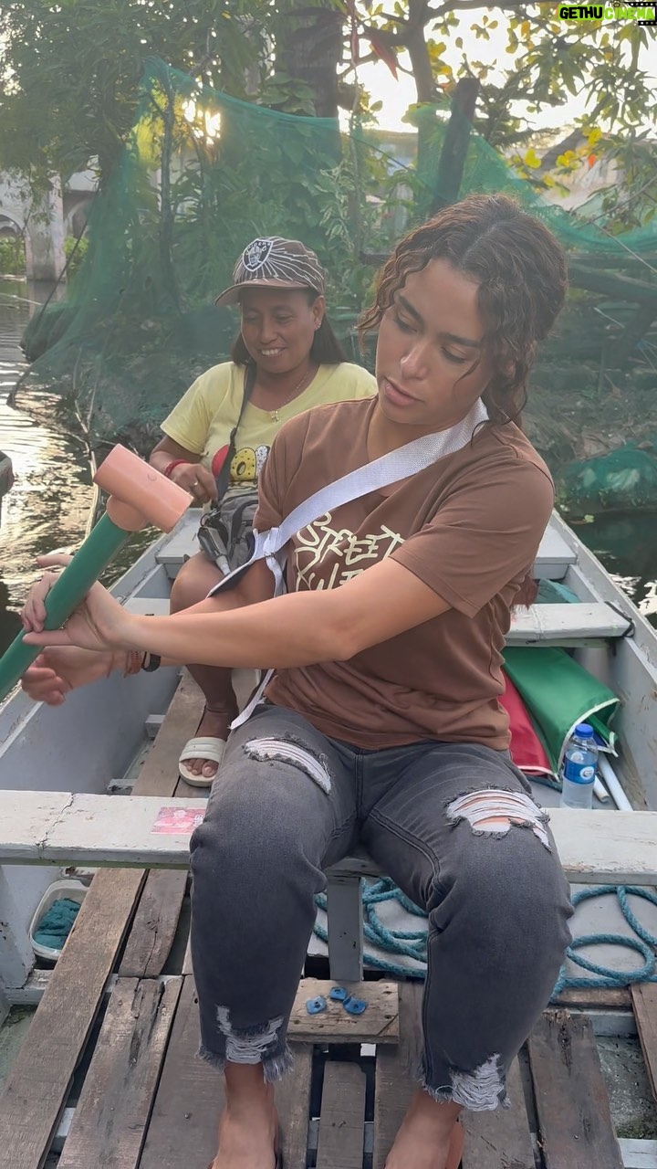 Yassi Pressman Instagram - Sa Location namin ngayon para sa taping! ate bebe, salamat sa pagiikot po sa bangka, at sa pagpayag nyo na ko ang magsagwan, pati na rin po sa pagorganize po ng pagorder ko ng mga isaw at betamax! dabest ka! salamat po sainyong lahat 🤍 at salamag po sa pagtanggap niyo po samin dito 🤍