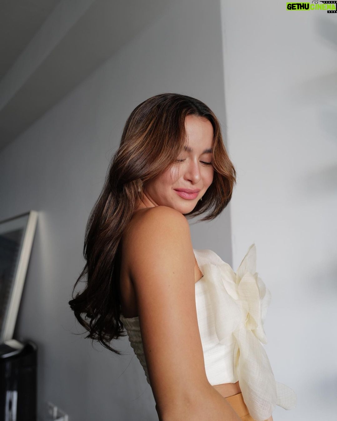 Yassi Pressman Instagram - feeling festive in @pattyang_ & @islakislap x @kosmos.orchids 🎄