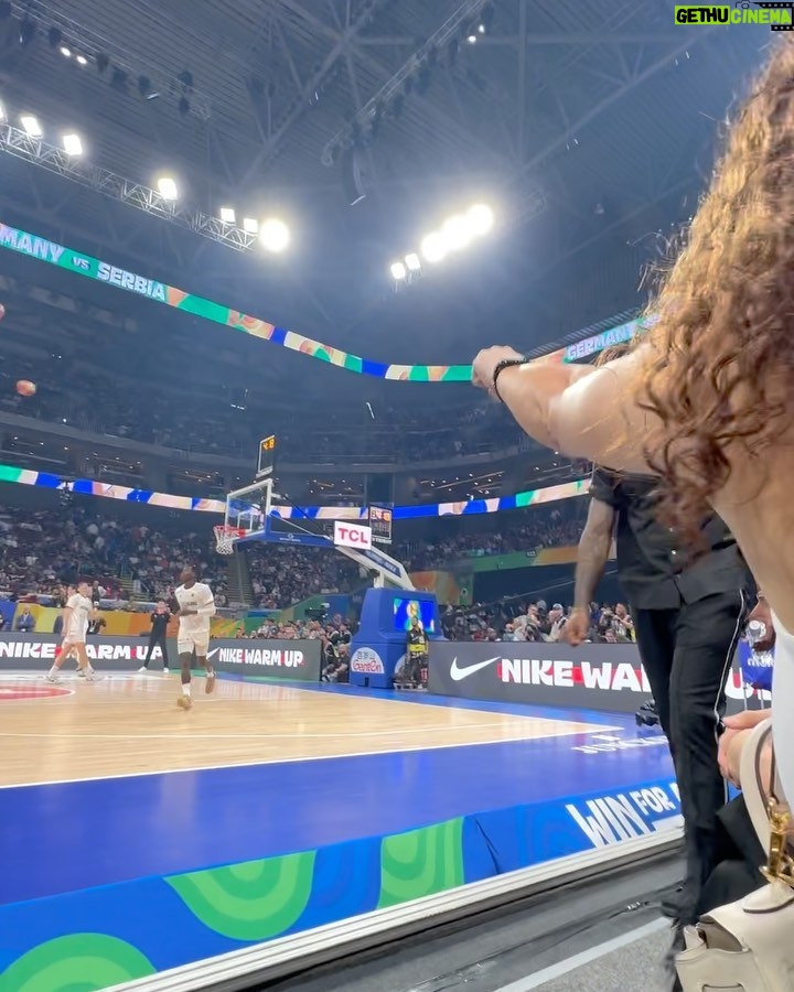 Yassi Pressman Instagram - AHHHHH fan moment with Melo lol. watch me try to “stay calm” sa last clip 🤣 @carmeloanthony super bait niya! 🏀⛹🏽 📍FIBA WORLD CUP FINALS Was so fuuuuun yesterday!!!! #FIBAWC thanks fam @letsgogonow @bk_4.7 🫶🏻 MOA Arena - SM Mall of Asia