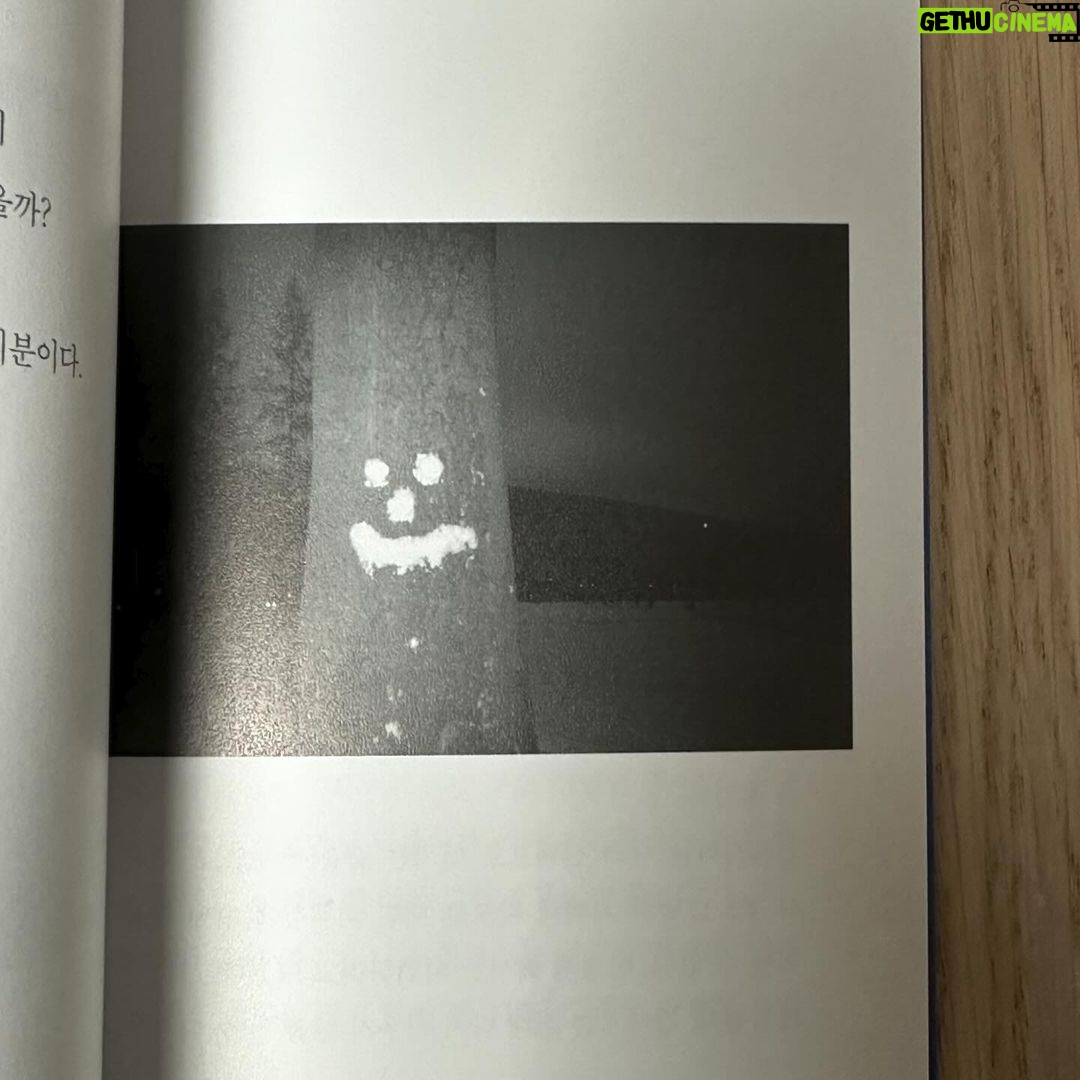Yeri Instagram - 내가 바르게 클 수 있도록 항상 옆에서 든든한 버팀목이 되어준 내 사람들 중 가장 순수한 모습의 어른 💙 리에 언니의 멋진 생각들이 모여있는 산문집. #미완의기록 , 나도 이제부터 아끼지 않고 말한다 !! 나도 사랑해 언니야 @rie_rabbit