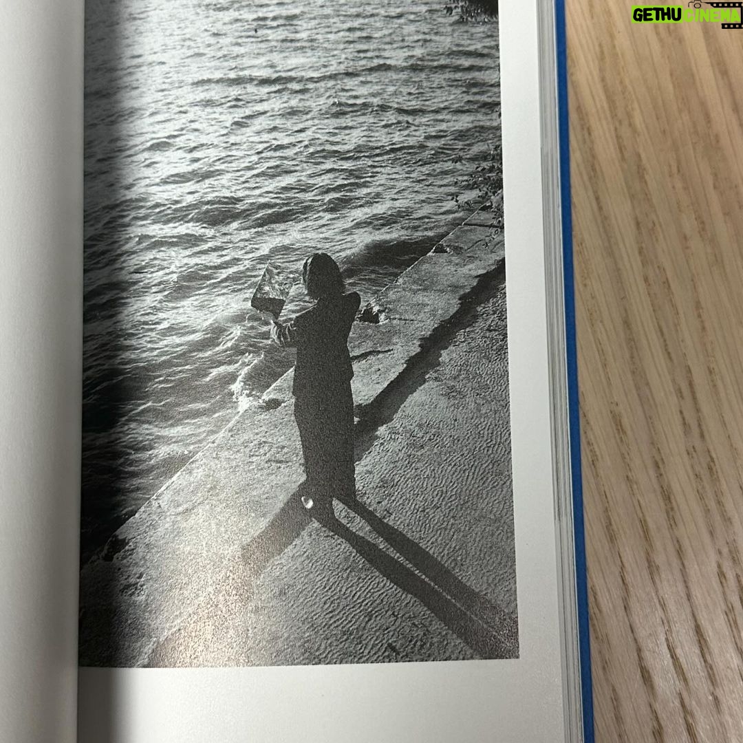 Yeri Instagram - 내가 바르게 클 수 있도록 항상 옆에서 든든한 버팀목이 되어준 내 사람들 중 가장 순수한 모습의 어른 💙 리에 언니의 멋진 생각들이 모여있는 산문집. #미완의기록 , 나도 이제부터 아끼지 않고 말한다 !! 나도 사랑해 언니야 @rie_rabbit