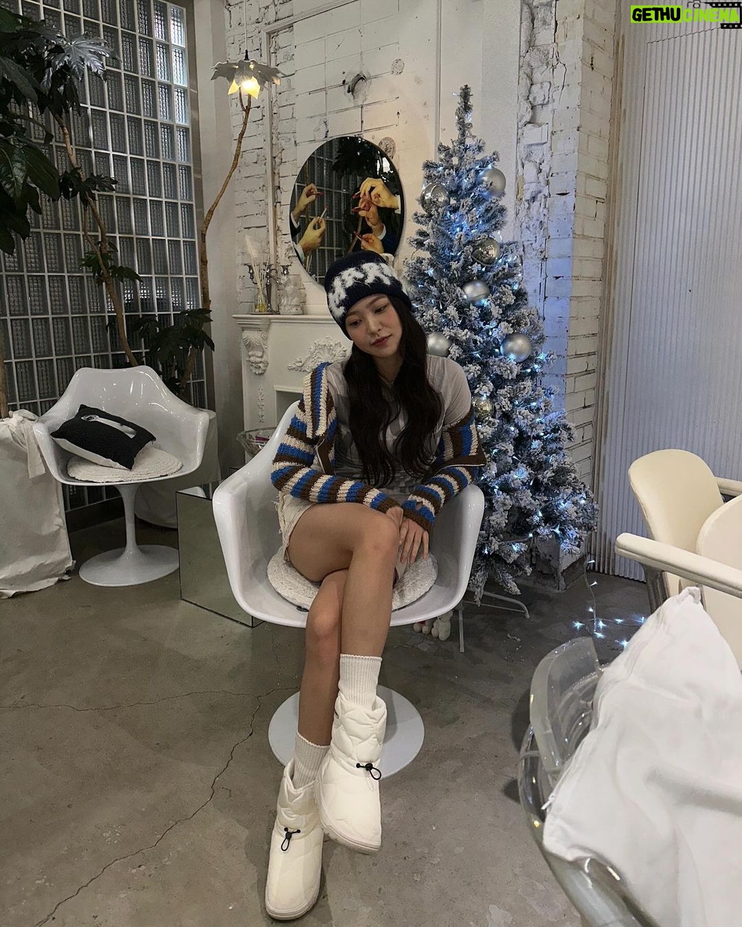Yeri Instagram - Have a lot of fun in December, everyone!