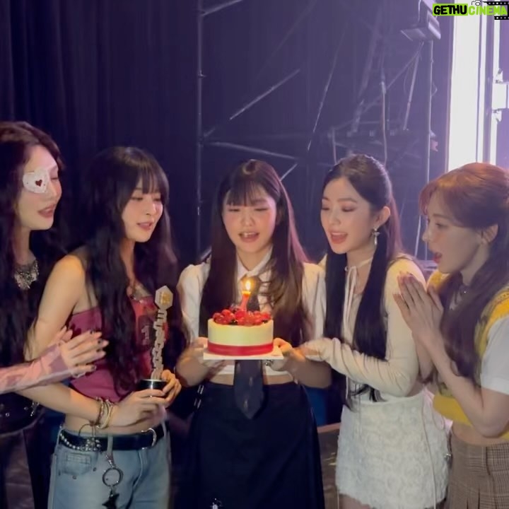 Yeri Instagram - π« λ¬λΉλ€ μ¬λν΄μ 1μ μΆνν΄μ π« chill kill π«Άπ» redvelvet π«Άπ» reveluv