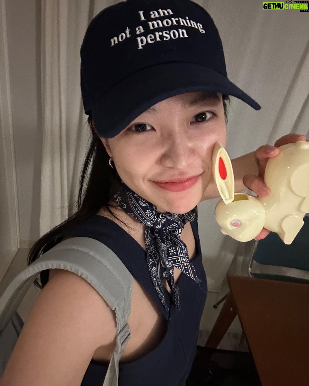 Yeri Instagram - I AM NOT A MORNING PERSON >yes i am 🐇🍑🌸