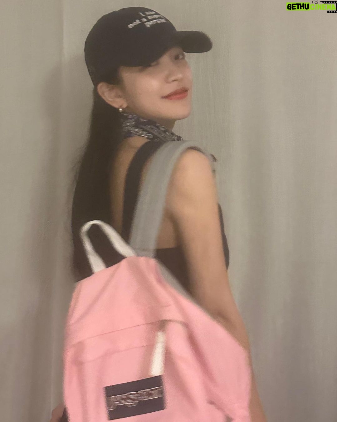 Yeri Instagram - I AM NOT A MORNING PERSON >yes i am 🐇🍑🌸