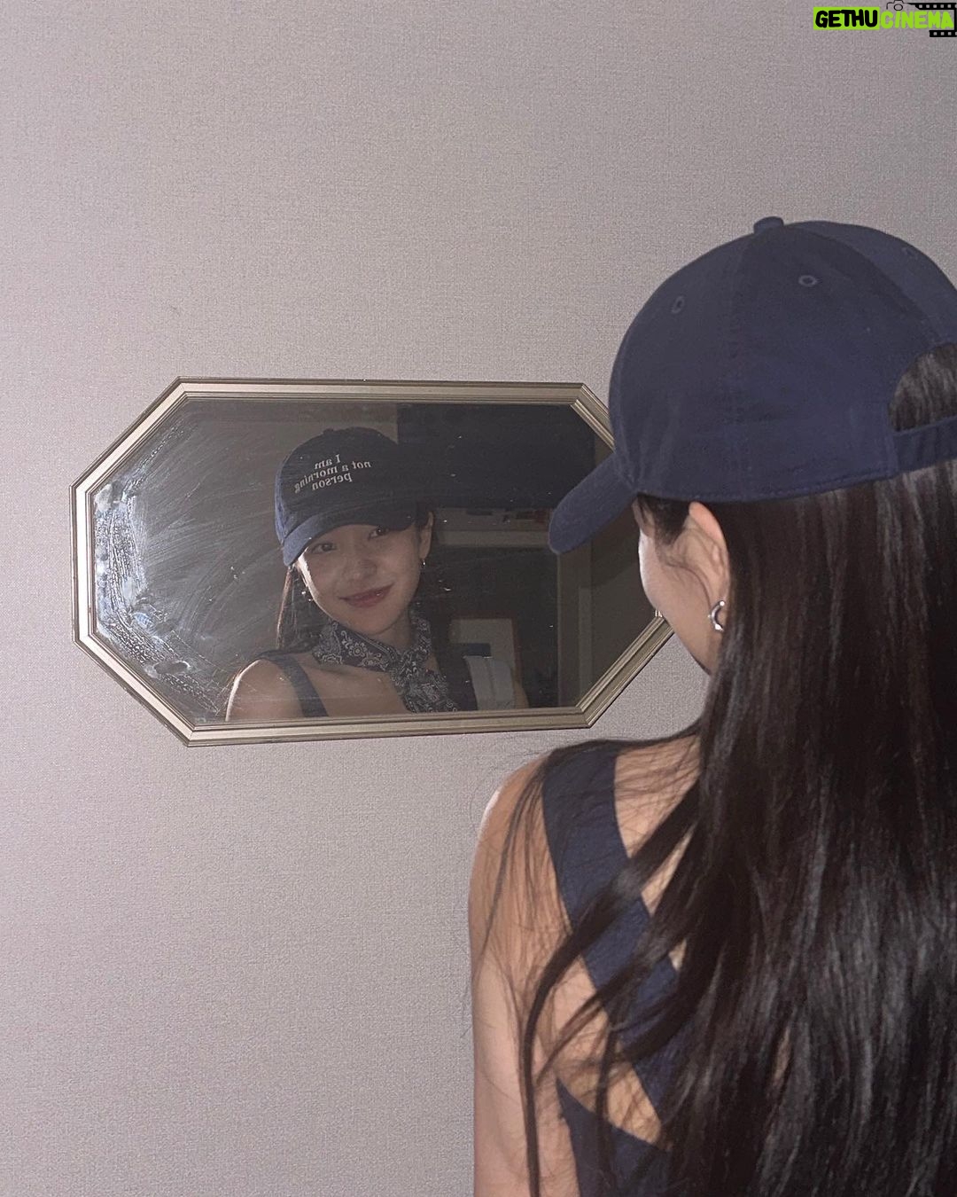 Yeri Instagram - I AM NOT A MORNING PERSON >yes i am 🐇🍑🌸