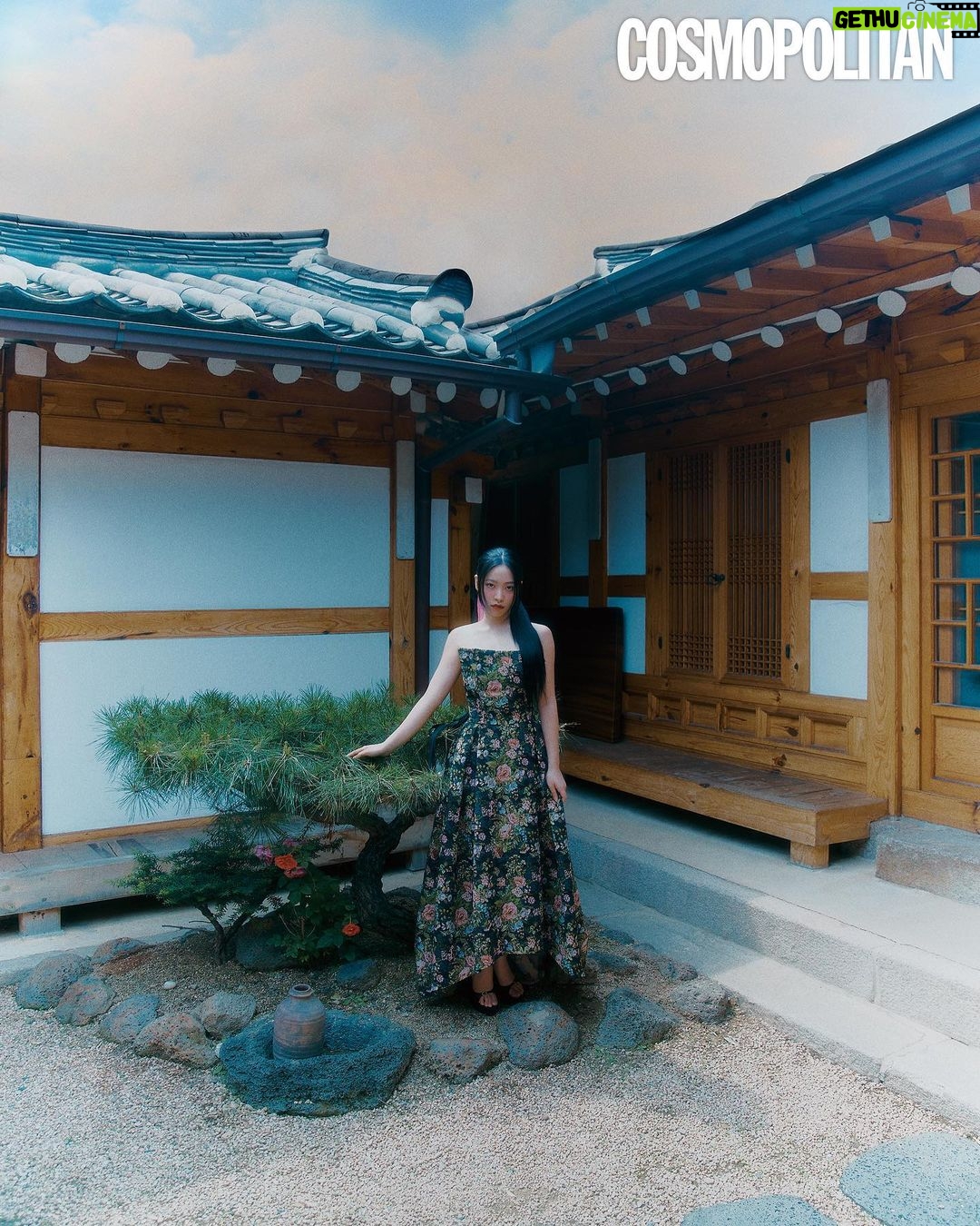 Yeri Instagram - NEW @cosmopolitankorea by @papersalt_ @jomimimimijo @gaffy @joohee_nam @kimujiny @ryukyungyoon thank you for taking your time to ask questions, I really loved answering for this interview ily🌺🌺
