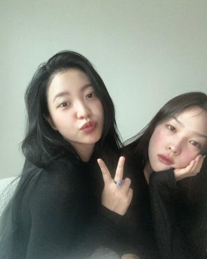 Yeri Instagram - 사샤 언니와의 추억 하나 on youtube <suesasha channel> ★♥••🤍🛼