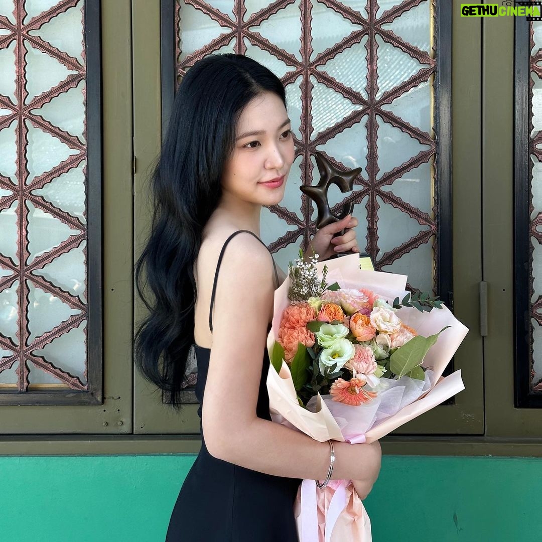 Yeri Instagram - 저 연기돌 수상했어요 축하해주세요 예쁜 마음 받아서 더 열심히 잘! 연기 할게요. 🩶싸랑합니다