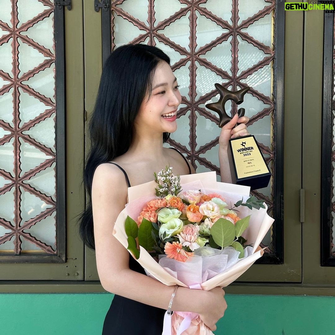 Yeri Instagram - 저 연기돌 수상했어요 축하해주세요 예쁜 마음 받아서 더 열심히 잘! 연기 할게요. 🩶싸랑합니다