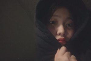Yeri Instagram - 👧🏻🧏🏻‍♀️🥺🔙👁️‍🗨️