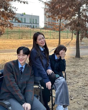 Yeri Instagram - 청담국제고등학교를 사랑해주신 모든 여러분들 감사합니다 열심히 준비한 작품이 너무 큰 사랑을 받아서 요즘 저희 팀 모두가 정말 행복합니다 제나를 만나서 많은 것을 배울 수 있었어요 부디… 저희를 잊지 말고 계속 궁금해하고 찾아주세요…🖤🔎💰🪬🔪 감사드립니다 !

#청담국제고등학교