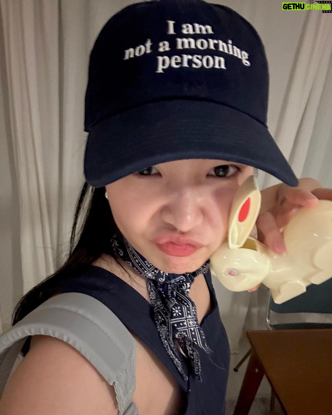 Yeri Instagram - I AM NOT A MORNING PERSON >yes i am 🐇🍑🌸