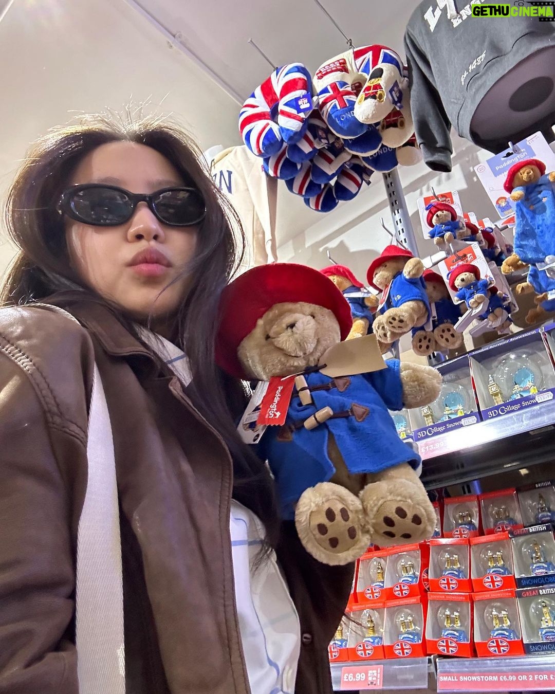 Yeri Instagram - Spend time with your loved ones ! 사랑하는 언니 오빠 동생 덕분에 외롭지 않았어 고마워 사랑해 🧸🧸 London U.K.