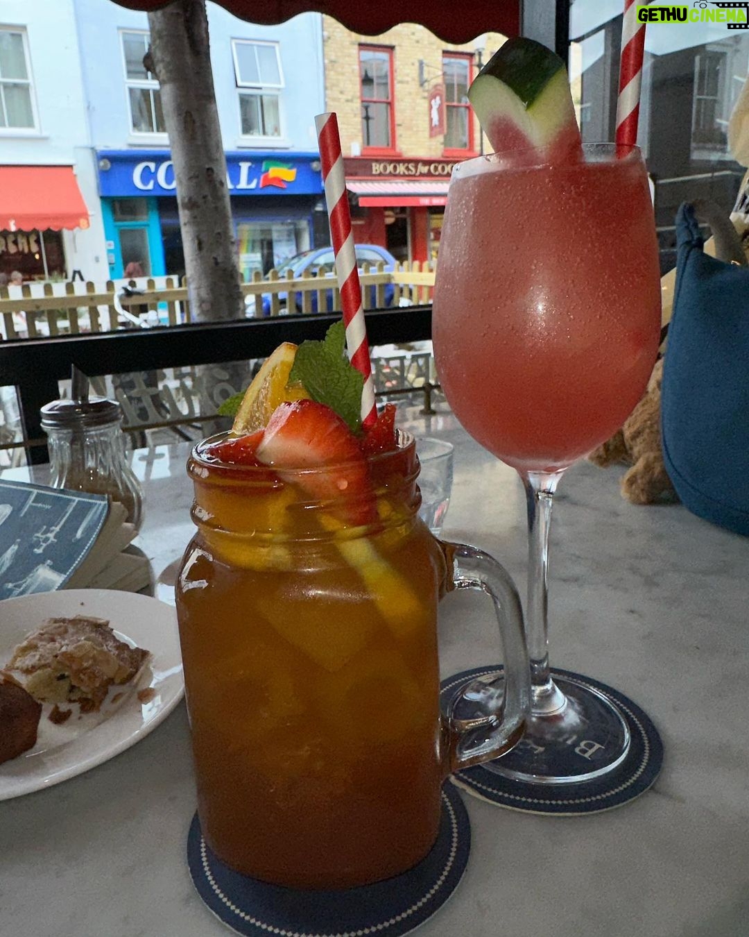 Yeri Instagram - Spend time with your loved ones ! 사랑하는 언니 오빠 동생 덕분에 외롭지 않았어 고마워 사랑해 🧸🧸 London U.K.
