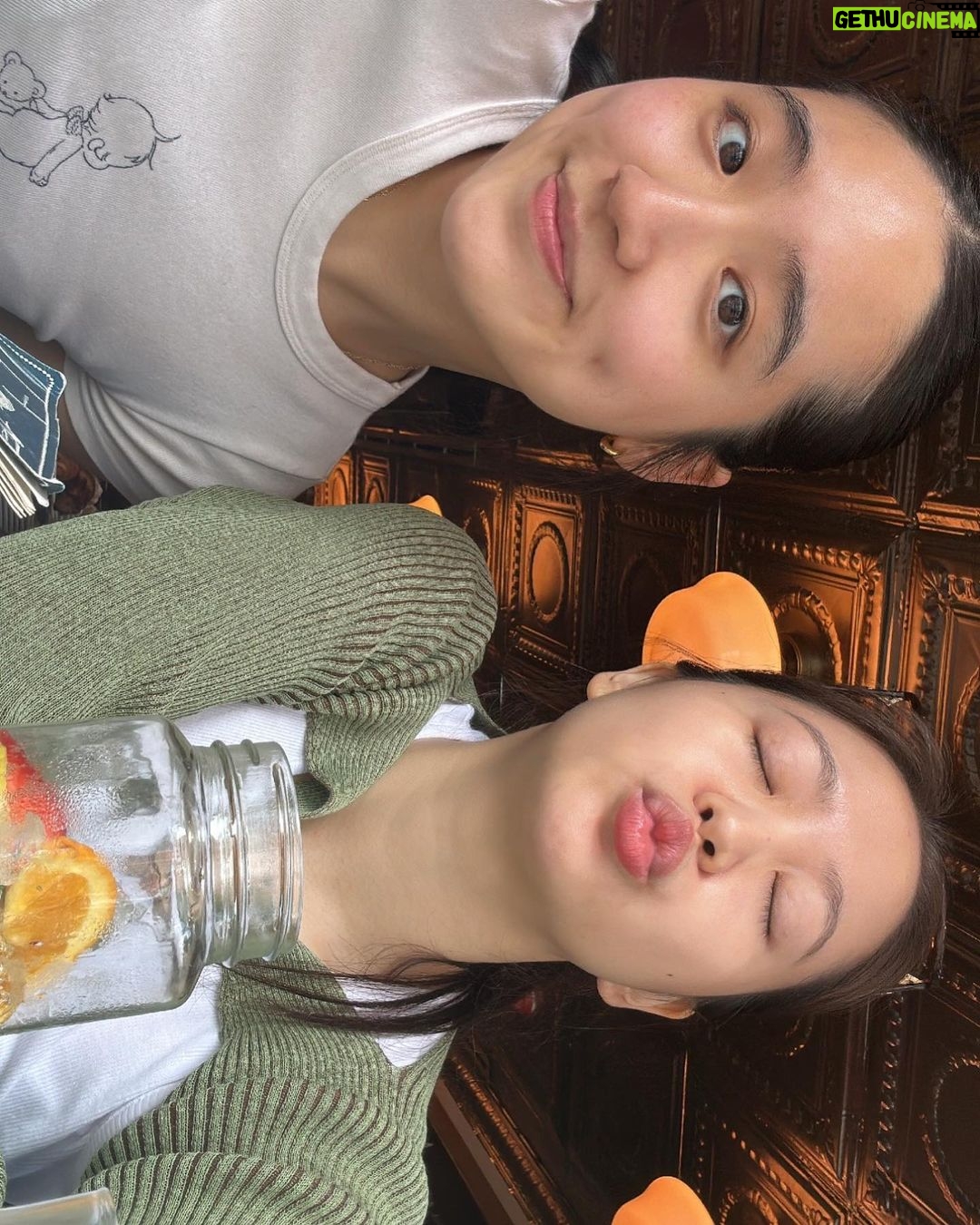 Yeri Instagram - Spend time with your loved ones ! 사랑하는 언니 오빠 동생 덕분에 외롭지 않았어 고마워 사랑해 🧸🧸 London U.K.