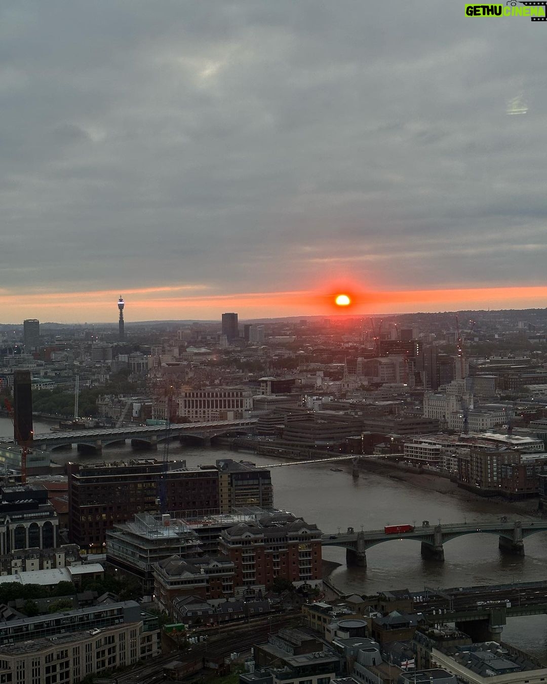 Yeri Instagram - Spend time with your loved ones ! 사랑하는 언니 오빠 동생 덕분에 외롭지 않았어 고마워 사랑해 🧸🧸 London U.K.