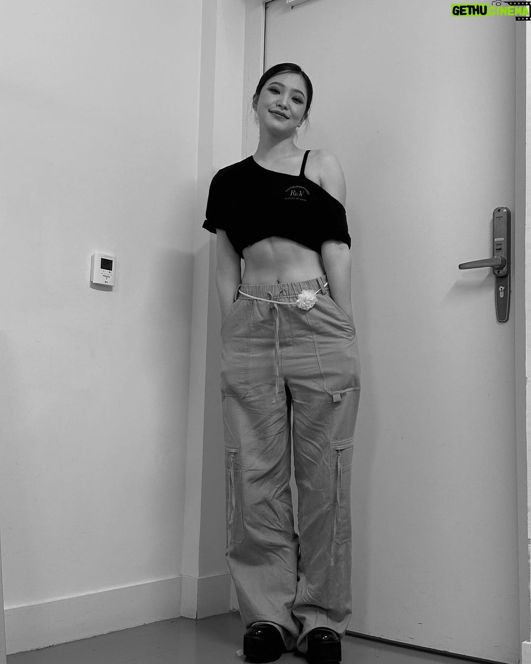 Yeri Instagram - PARIS🖤 un beau souvenir. Je t'aime Paris,France