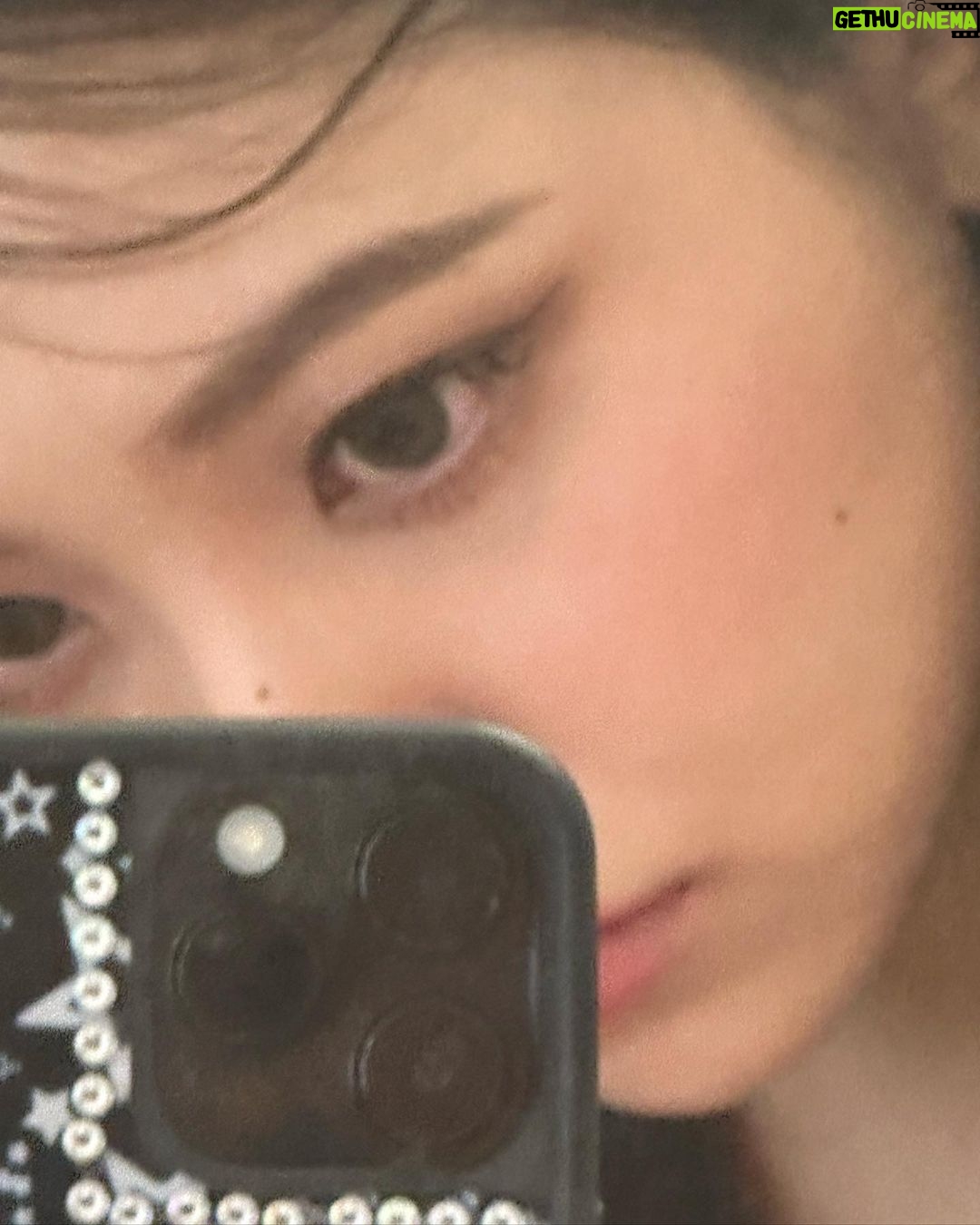 Yeri Instagram - PARIS🖤 un beau souvenir. Je t'aime Paris,France