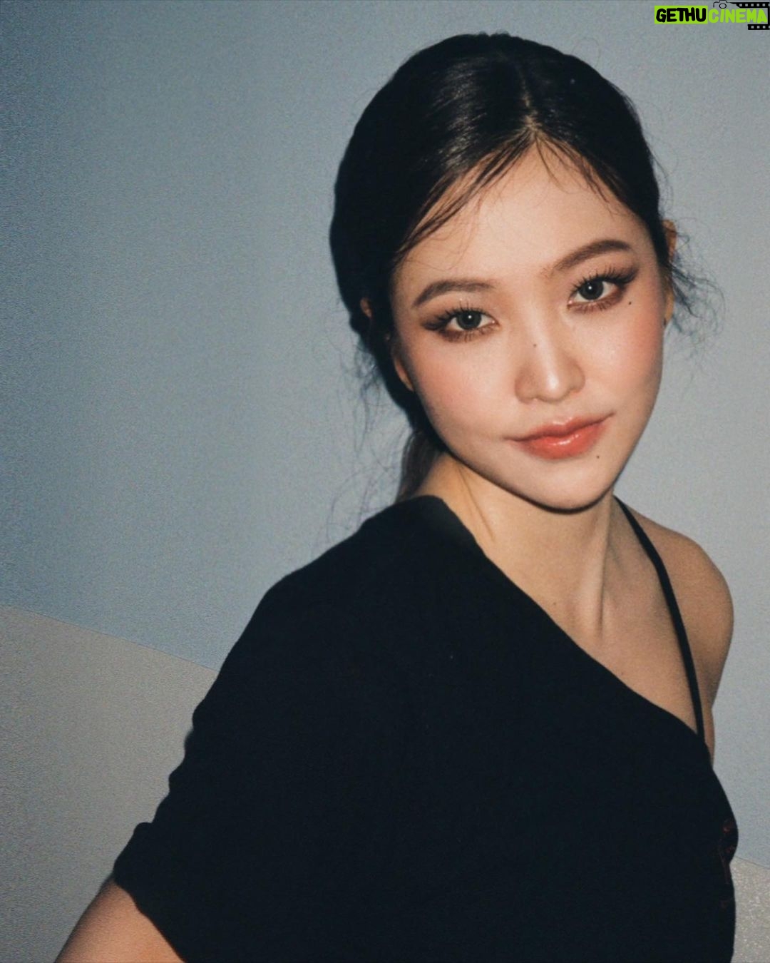 Yeri Instagram - PARIS🖤 un beau souvenir. Je t'aime Paris,France