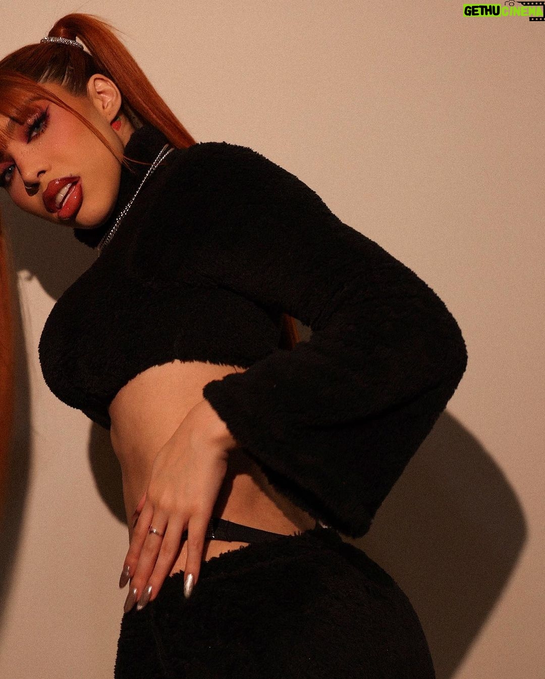 Yeri Mua Instagram - Me dicen la Brattiputy 📀🎀🔜