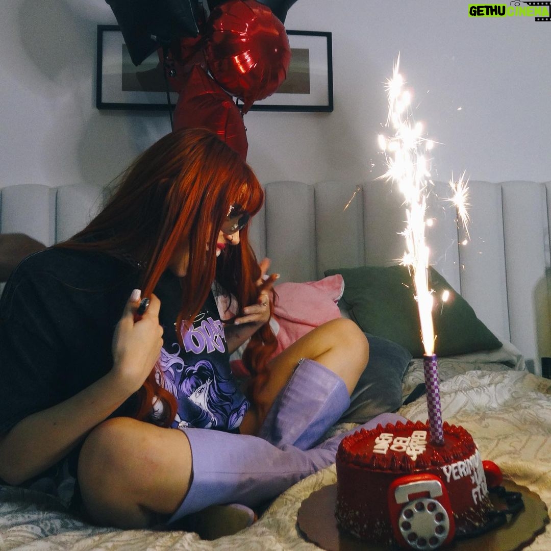 Yeri Mua Instagram - CELEBRANDO LA APERTURA DE LA LÍNEA DEL PERREO☎️🎶🍒 569🇨🇱😳💋 ME ESTA LLAMANDO UN BELLAKOOOOOOO🤫