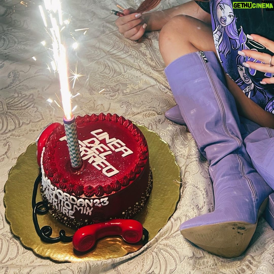Yeri Mua Instagram - CELEBRANDO LA APERTURA DE LA LÍNEA DEL PERREO☎️🎶🍒 569🇨🇱😳💋 ME ESTA LLAMANDO UN BELLAKOOOOOOO🤫
