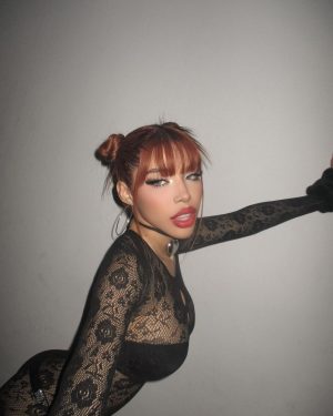 Yeri Mua Instagram - ESOS TATUAJES DEL CUELLO TE LEO🫣💋☎️🎶 SIGAN REPRODUCIENDO “linea del perreo”🍒🥹 DISPONIBLE EN TODAS LAS PLATAFORMAS😍💋💋💋